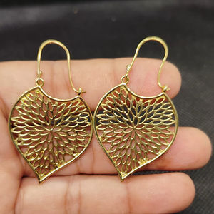 Boucles d'oreilles en laiton du fabricant : Boucles d'oreilles punk en laiton avec motifs floraux et grandes boucles en forme d'anneau - Product Image 1