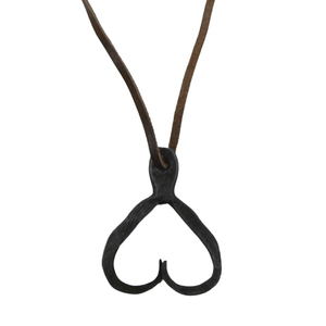 Collar con colgante de metal forjado en forma de corazón con correa de cuero, colgante moderno y tallas disponibles a precios de mercado - Product Image 1