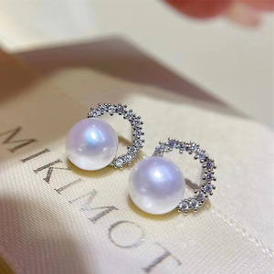 Pendientes de Perlas Naturales Elegantes y Refinados de 10-11 mm, Redondos e Impecables con Incrustaciones de Plata S925 Chapada en Oro - Product Image 1