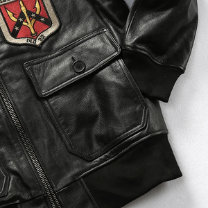 Blouson aviateur en cuir véritable pour homme avec motifs de patchs, doublure en fausse fourrure, fermeture éclair, style moto hiver - Product Image 4
