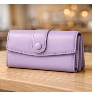 กระเป๋าสตางค์ Jafferjees Daisy สีมารูนโกลด์เป็นกระเป๋าสตางค์หนังแท้ที่มีตัวล็อคแบบสแนปที่ปลอดภัย - Product Image 2