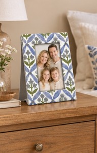 Marco de Fotos Ecológico de Madera Hecho a Mano con Estampado Artesanal Ridhi - Azul Acero Claro - Marco de Sobremesa o Pared con Carga Superior - Product Image 3
