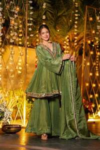 Ensemble prêt-à-porter en soie avec dentelle et broderies miroir, haut, bas et dupatta, entièrement cousu - Product Image 3