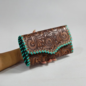 Cartera Larga de Cuero Genuino Hecha a Mano con Diseño Floral en Relieve, Cierre Plegable, Estilo Vintage, Unisex, para Uso Diario - Product Image 2