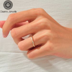 Anillo de compromiso de plata con moissanita de corte cojín para mujer, con engaste de puntas, banda de boda minimalista - Product Image 4