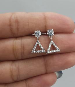 Pendientes Colgantes de Triángulo Abierto con Diamantes de Laboratorio de 0.78 Ct, Oro de 14K, Joyería Geométrica Minimalista con Diamantes, Regalo para Mujer - Product Image 2