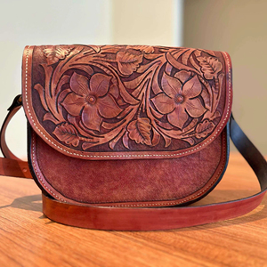 Bolso Bandolera Vintage de Cuero Genuino 100% Marrón con Diseño Floral Tallado a Mano, Forma de Media Luna - Product Image 1