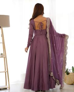 Robe Anarkali longue unie de 5,5 mètres avec bordure ajourée et dupatta en georgette - Product Image 6