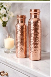 Recipiente para Agua de Cobre Puro Hecho a Mano con Acabado Texturizado, Juego de Botella y Vaso Personalizado - Product Image 2