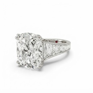 Anillo de Diamantes Cultivados en Laboratorio con Certificación IGI, 4.58TCW, Corte Cojín, Oro Blanco de 18K, Anillo de Compromiso con Tres Diamantes y Diamante Lateral Trapezoidal - Product Image 2