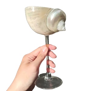 Verre à vin artisanal en coquillage, fabriqué à partir de coquillages naturels de l'océan, pour le service des boissons au bar et la décoration de table, Vietnam - Product Image 1