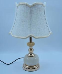 Lámpara de Mesa de Cerámica Tradicional con Pantalla de Tela Beige, Forma Empire, Luz Cálida, Uso Residencial - Product Image 2