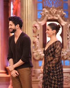 ชุดส่าหรีอินเดียสไตล์บอลลีวูดประดับเลื่อมปักลายผ้าชีฟองจอร์เจตต์เทียม พร้อมเสื้อเปิดหลังสำหรับงานแต่งงาน - Product Image 4