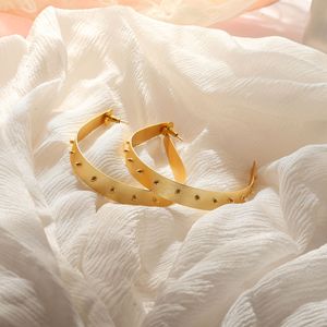 Pendientes de aro artesanales de latón chapado en oro con textura – Aros contemporáneos llamativos para mujer - Product Image 2