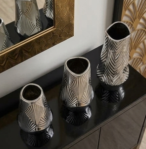 Juego de Jarrones Art Deco Plateados con Acabado Metálico Brillante, Decoración de Mesa Irregular con Diseño Acanalado a Bajo Precio - Product Image 2