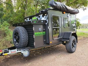Vente flash : Caravane compacte tout-terrain en aluminium blanc de 15 pieds avec lit, cuisine et tente extensible bidirectionnelle, capacité de charge de 1600 kg - Product Image 2