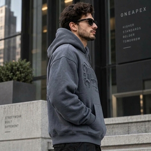 Sweat à capuche oversize gris foncé gaufré pour homme, style streetwear, avec logo frontal, vente en gros - Product Image 3