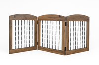 Barrière de sécurité pour animaux de compagnie autoportante à trois volets, en bois élégant avec barres métalliques durables, mobilier moderne de luxe écologique pour animaux.