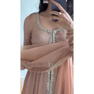 Ensemble de costumes de soirée pour femmes de créateur avec une belle combinaison haut-bas Dupatta - Product Image 5