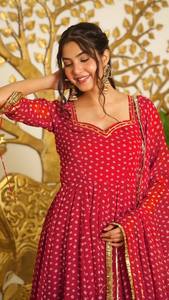 Ensemble indien pakistanais en georgette rouge avec imprimé Butti doré et bordure en dentelle, robe et chemisier pour fêtes et mariages - Product Image 5