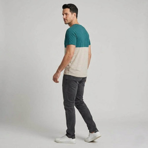 Camiseta transpirable para hombre, de dos tonos, con bloques de color, cuello redondo, manga corta, mezcla de algodón, estilo casual y moderno. - Product Image 4