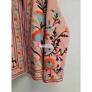 Chaqueta india 100% algodón, hecha a mano, corta, estilo Suzani, con bordado uzbeco, con dos bolsillos laterales, de tela de yute Khadi. - Product Image 3