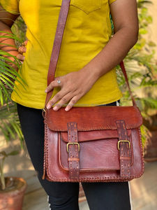 กระเป๋าสะพายข้างหนังแท้วินเทจทำด้วยมือสีดำ - Product Image 3