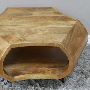 Table basse contemporaine en bois de manguier avec un design incurvé unique et des pieds pliants en métal noir inclinés, table de salon - Product Image 4