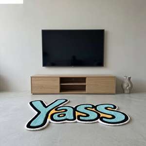 Alfombra de Lana Tejida a Mano con Tipografía Única Yass, Antideslizante, Diseño en Azul Aguamarina y Amarillo Mostaza, Decorativa para Sala de Estar y Dormitorio - Product Image 4