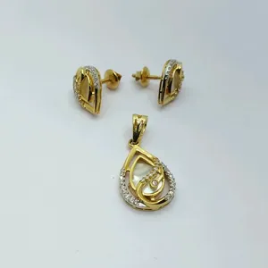 Bijoux élégants en or 22 carats en forme de goutte pour femmes, à porter au quotidien et pour les occasions spéciales, boucles d'oreilles élégantes de créateur avec pendentif assorti - Product Image 2