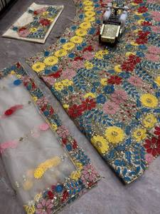 ชุดเลเฮนกาเจ้าสาวปักลายหรูหราพร้อมผ้าคลุมไหล่ลายดอกไม้ - Product Image 3