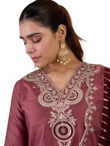Ensemble Salwar Kameez en soie bordeaux élégant pour femme, avec dupatta brodé, kurta traditionnelle longueur cheville, idéal pour les fêtes d'hiver et les tenues décontractées - Product Image 3