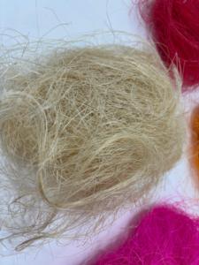 Fibre de sisal naturelle teinte dans des tons vibrants, idéale pour l'artisanat, le tissage, les cordes, la décoration, les pinceaux, les textiles et les projets créatifs en fibres. - Product Image 3