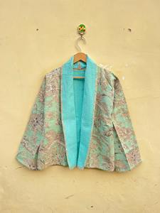 Chaqueta Kimono Corta Acolchada Kantha Hecha a Mano: Bata de Algodón con Estampado Floral - Product Image 4