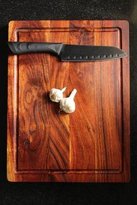 Planche à découper en bois d'acacia de qualité supérieure avec rainure pour les jus, planche à découper en bois, plateau de service pour cuisine - Product Image 4