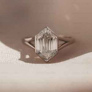 Anillo Solitario de Moissanita Marquise Holandesa con Engaste Único Hexagonal en Plata 925 con Rodio, Ideal para Propuesta de Matrimonio o Regalo Nupcial - Product Image 1