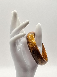 โซนงานฝีมือ HCZ-168 สร้อยข้อมืออะคริลิคเรซิ่นรักษ์โลก ลายทางกว้างไม่สม่ำเสมอ เครื่องประดับงานแต่งงานสำหรับผู้หญิง อุตรอาร์ - Product Image 2