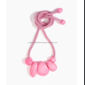 Collar de resina hecho a mano de lujo para mujer Diseño de moda de forma personalizable para fiestas de boda Mejor venta por UCI - Product Image 2