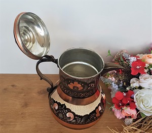 Pichet à eau élégant en cuivre, design raffiné, fait main, idéal pour l'entrée des invités, les repas en famille et les idées cadeaux, provenant d'Inde. - Product Image 4