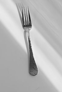 Ensemble de couverts de service en acier inoxydable au design moderne, finition martelée, compatible lave-vaisselle, durable, comprenant couteau, fourchette, cuillère et louche - Product Image 2