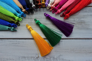 ที่คั่นหนังสือผ้าไหมเทียมสีทองเข้มขอบพู่ทำจากเรซิน - Product Image 4