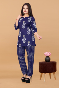 Conjunto de dos piezas de poliéster y rayón premium con estampado floral azul marino de moda para mujer, conjunto de ropa urbana con cuello redondo y pantalón para dama. - Product Image 1