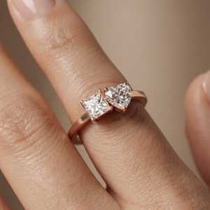 Magnifique bague Toi et Moi unisexe en or rose 14 carats avec diamants de laboratoire taille princesse et taille cœur de 0,70 carat chacun, idéale pour les fêtes et comme cadeau. - Product Image 3