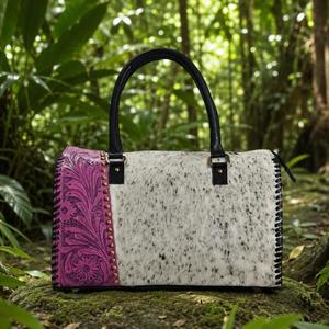 Bolsa de Viaje de Cuero Vacuno de Lujo con Panel Floral en Relieve Rosa, Cierre de Cremallera, Asa Superior, Uso en Viajes, Duradera - Product Image 3