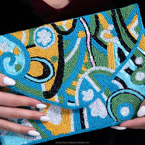 Bolso de Noche Tipo Clutch con Diseño de Fresa y Perlas Hechas a Mano, de Lujo, para Bodas y Fiestas, Personalizado, Moderno, Portátil y Elegante con Botón - Product Image 4