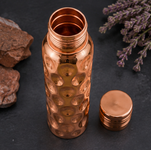 Elegante y moderno juego de bolsas para botellas de cobre sólido con diseño ovalado y texturizado, para uso en el hogar, viajes y fiestas. - Product Image 6