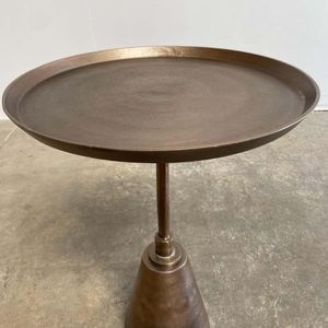 Elegante mesa auxiliar de metal con estructura minimalista y construcción robusta, ideal para la sala de espera de la oficina. - Product Image 3