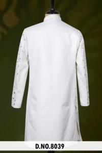 Sherwani Indo-Occidental Azul Prusiano Regal con Cuentas Hechas a Mano, Ropa Formal para Hombre con Motivos Florales Intrincados y Tela de Mezcla de Seda Premium - Product Image 4