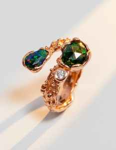 Bague en opale éthiopienne plaquée rhodium, conçue pour un style de mariage inspiré de la nature, avec une beauté de feu vif et un style intemporel. - Product Image 3