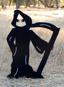 Ornements de jardin uniques en fer forgé pour Halloween, mettant en valeur des œuvres d'art métalliques créatives pour les thèmes d'horreur en extérieur dans la décoration saisonnière - Product Image 6